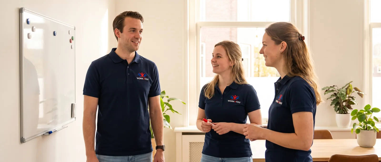 Collega’s overleggen bij het planbord